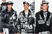 ببینید: لباس‌های خاص جرمی اسکات / مانکن‌ها روزنامه پوشیدند