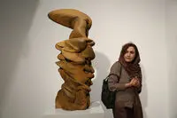 تصاویری از  افتتاح نمایشگاه تونی کرگ با عنوان "ریشه‌ها و سنگ‌ها" را ببینید