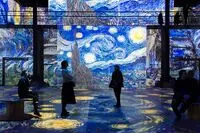 قدم زدن میان آثار ونگوگ در موزه سالوادور دالی/ فیلم