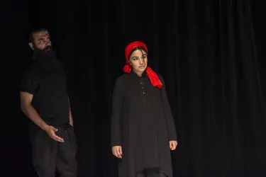 نمایش "گرگ‌ها کروات نمی‌زنند" در عمارت نوفل لوشاتو