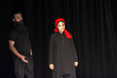 نمایش "گرگ‌ها کروات نمی‌زنند" در عمارت نوفل لوشاتو