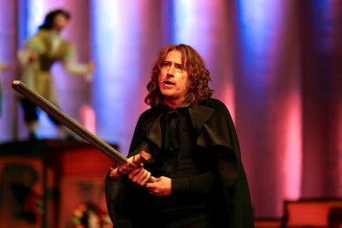 اجرای نمایش "هملت و دن کیشوت" در سالن اصلی تئاترشهر