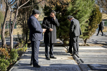 گل‌باران قطعه هنرمندان توسط وزیر ارشاد و معاون هنری وزارت ارشاد