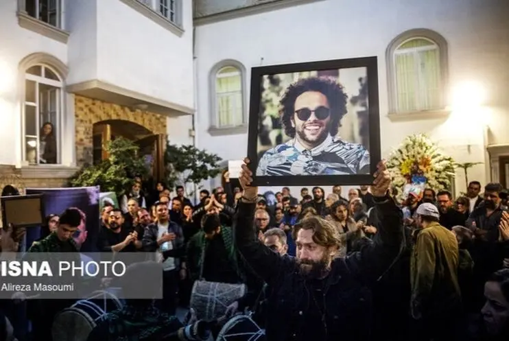 گریه بهرام افشاری، شهاب حسینی دست پدر جواد گنجی را بوسید/ اعلام آمادگی شهاب حسینی برای کمک به هنرمندان بازداشت شده در دی ماه/ جواد گنجی فرزند ایران جان‌فدای میهن/ عکس ها