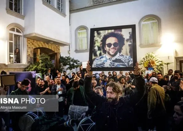 گریه بهرام افشاری، شهاب حسینی دست پدر جواد گنجی را بوسید/ اعلام آمادگی شهاب حسینی برای کمک به هنرمندان بازداشت شده در دی ماه/ جواد گنجی فرزند ایران جان‌فدای میهن/ عکس ها