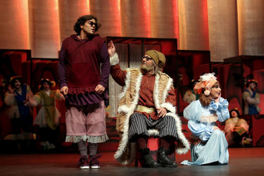 اجرای نمایش "هملت و دن کیشوت" در سالن اصلی تئاترشهر