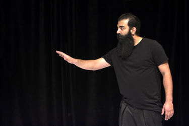 نمایش "گرگ‌ها کروات نمی‌زنند" در عمارت نوفل لوشاتو