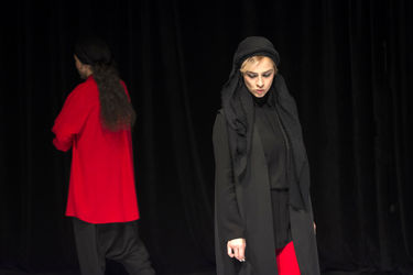 نمایش "گرگ‌ها کروات نمی‌زنند" در عمارت نوفل لوشاتو