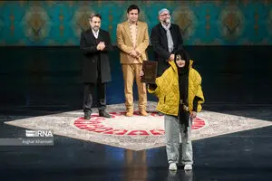 ببینید: خوش تیپ ها و برندگان چهل و یکمین جشنواره تئاتر فجر/جایزه ۱۵۰۰ دلاری از ایران رفت