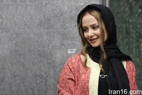 دختر سفیدپوش تلویزیون وسط برف‌ها/عکس