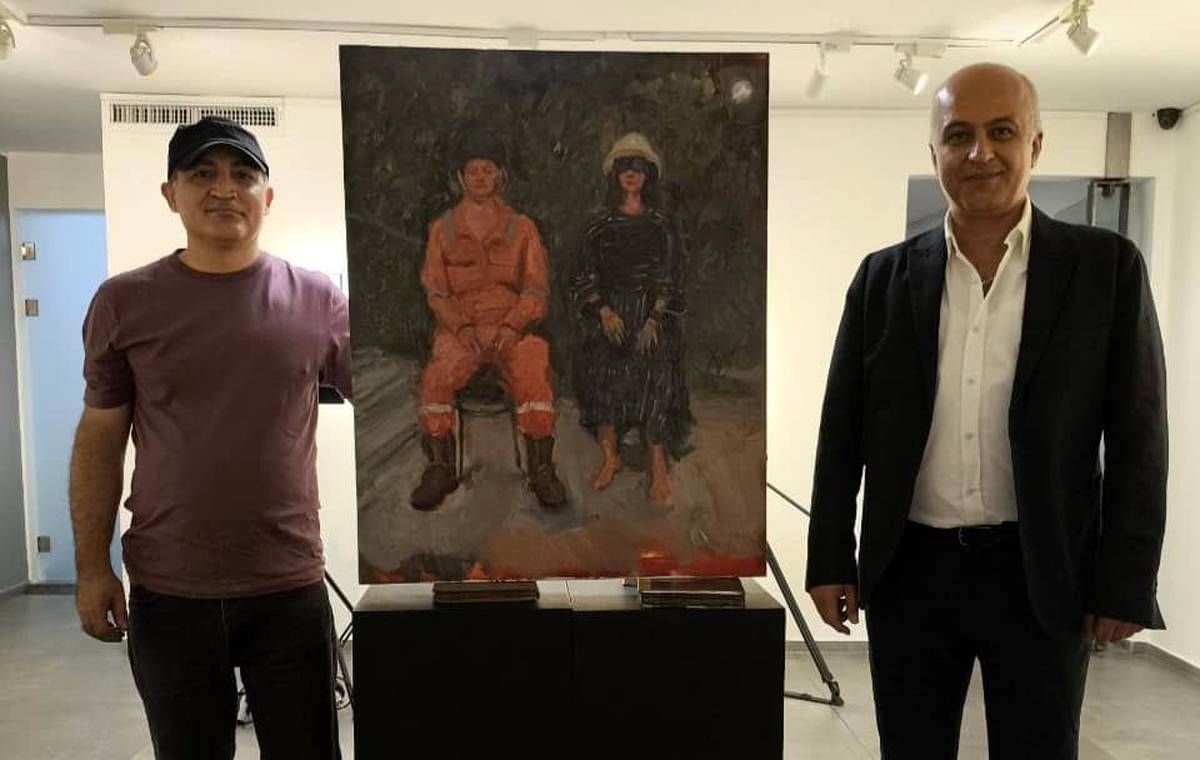 Hamidreza Shafiei Discusses the Paintings Created by Azim Morakabatchi in Front of Crowds