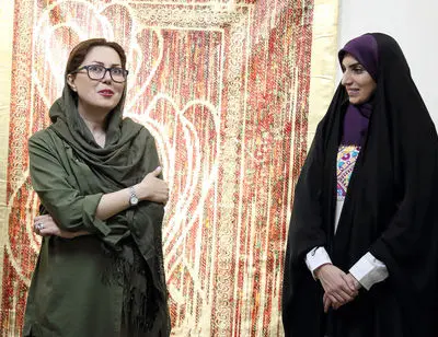 گلیم بافی با نقاشی خط در گالری مژده ببینید/گزارش تصویری 