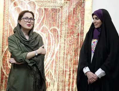 گلیم بافی با نقاشی خط در گالری مژده ببینید/گزارش تصویری 