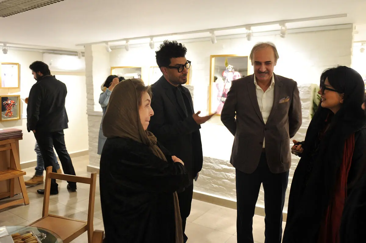نمایشگاه عکس و چیدمان روی آیینه 