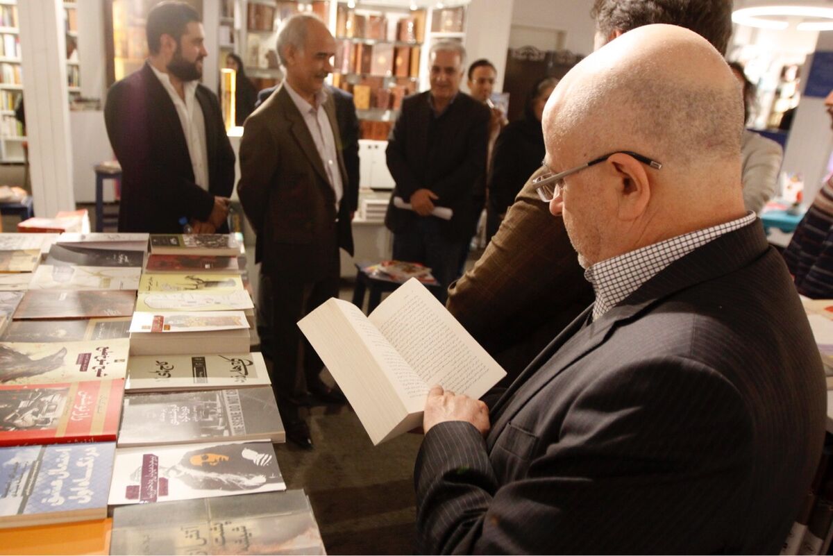 كتابگردي اهالي فرهنگ و هنر در شهركتاب فرشته