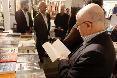 كتابگردي اهالي فرهنگ و هنر در شهركتاب فرشته