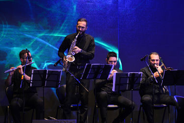 کنسرت "عاشقانه‌های ناصر چشم‌آذر" در سالن همایش‌های برج میلاد