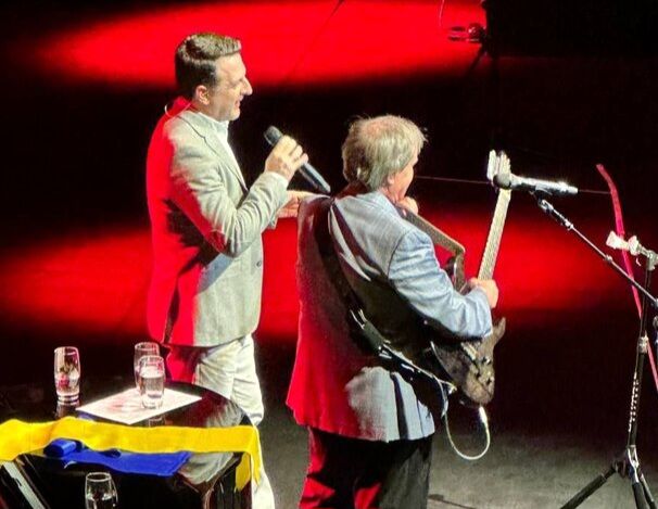 علی پهلوان کنار کریس دی برگ در هاوس سیدنی آهنگ گروه آریان خواندند