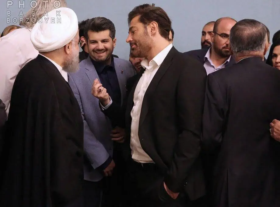 محمدرضا گلزار در گوش حسن روحانی چه گفت؟