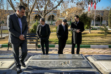 گل‌باران قطعه هنرمندان توسط وزیر ارشاد و معاون هنری وزارت ارشاد