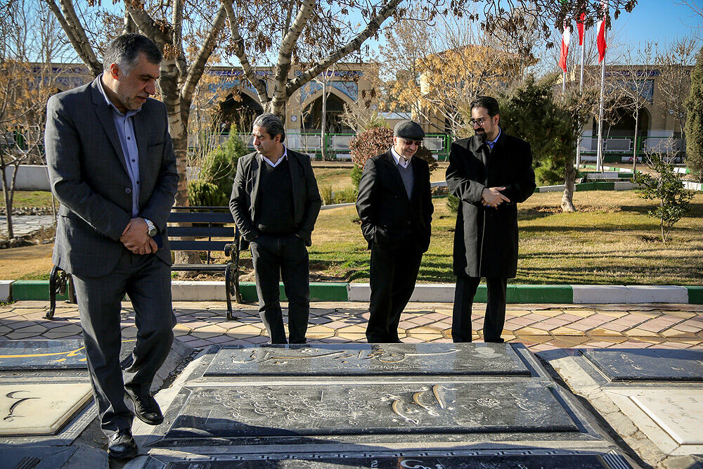 گل‌باران قطعه هنرمندان توسط وزیر ارشاد و معاون هنری وزارت ارشاد