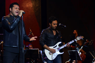 کنسرت "عاشقانه‌های ناصر چشم‌آذر" در سالن همایش‌های برج میلاد