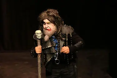 اجرای نمایش "سرزمین تهی سران" در تماشاخانه مهرگان