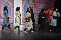 محمود دولت‌آبادی، عمو فردوس و دیگران در پایکوبی اهالی نمایش
