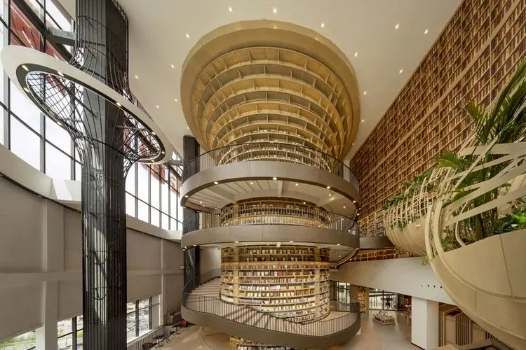 طراحی جالب کتابفروشی مارپیچ با الهام از کوهستان/ عکس‌ها