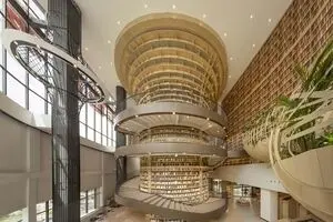 طراحی جالب کتابفروشی مارپیچ با الهام از کوهستان/ عکس‌ها