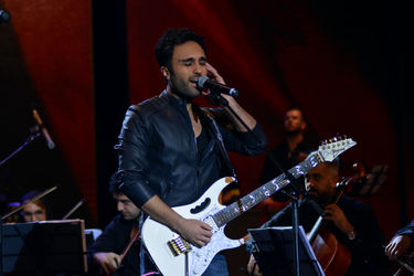 کنسرت "عاشقانه‌های ناصر چشم‌آذر" در سالن همایش‌های برج میلاد