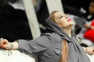 اتفاقی ناگوار برای بهاره رهنما در صحنه تئاتر / عکس