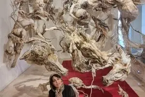 بن دهش اثر الهام فلاحی ، ۸۲ مجسمه در یک اینستالیشن اساطیری معلق در کلکسیون رها گالری