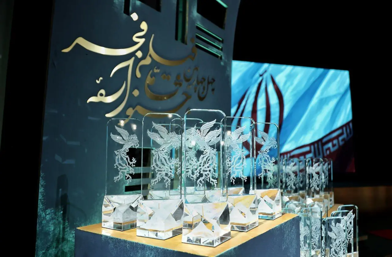 گزارش لحظه به لحظه اختتامیه جشنواره فیلم فجر ۱۴۰۴ / برندگان سیمرغ جشنواره فیلم فجر معرفی شدند