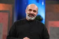 نمایشی که کتاب را تبلیغ می‌کند / روایت پیام دهکردی از "هفت شب، هفت کافه"