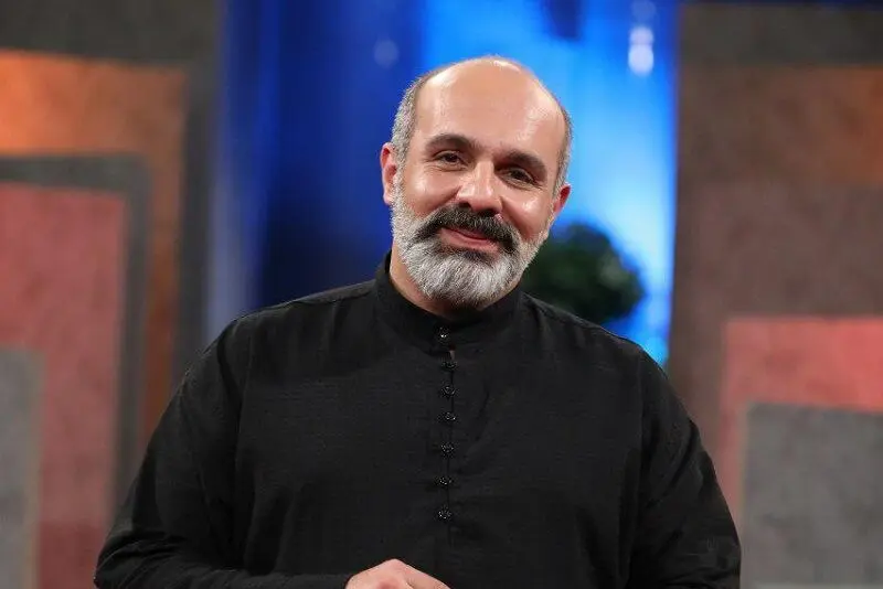 نمایشی که کتاب را تبلیغ می‌کند / روایت پیام دهکردی از "هفت شب، هفت کافه"