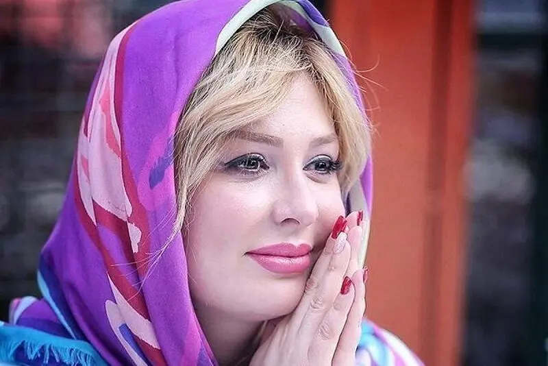 یک زن تنومند بادیگارد نیوشا ضیغمی شد/ ویدئوی جالب از بادیگارد نیوشا ضیغمی در مراسم یادبود اکبر عبدی
