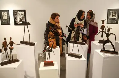 نگاه خیره زنان و مردان به عجایب‌المخلوقات!/ثمیلا امیرابراهیمی در گالری ویستا 