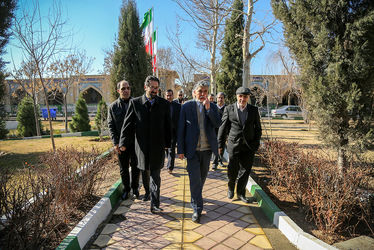 گل‌باران قطعه هنرمندان توسط وزیر ارشاد و معاون هنری وزارت ارشاد