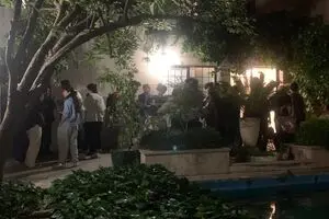 ببینید: به طور مثال چشمام سوت می کشن در گالری والی