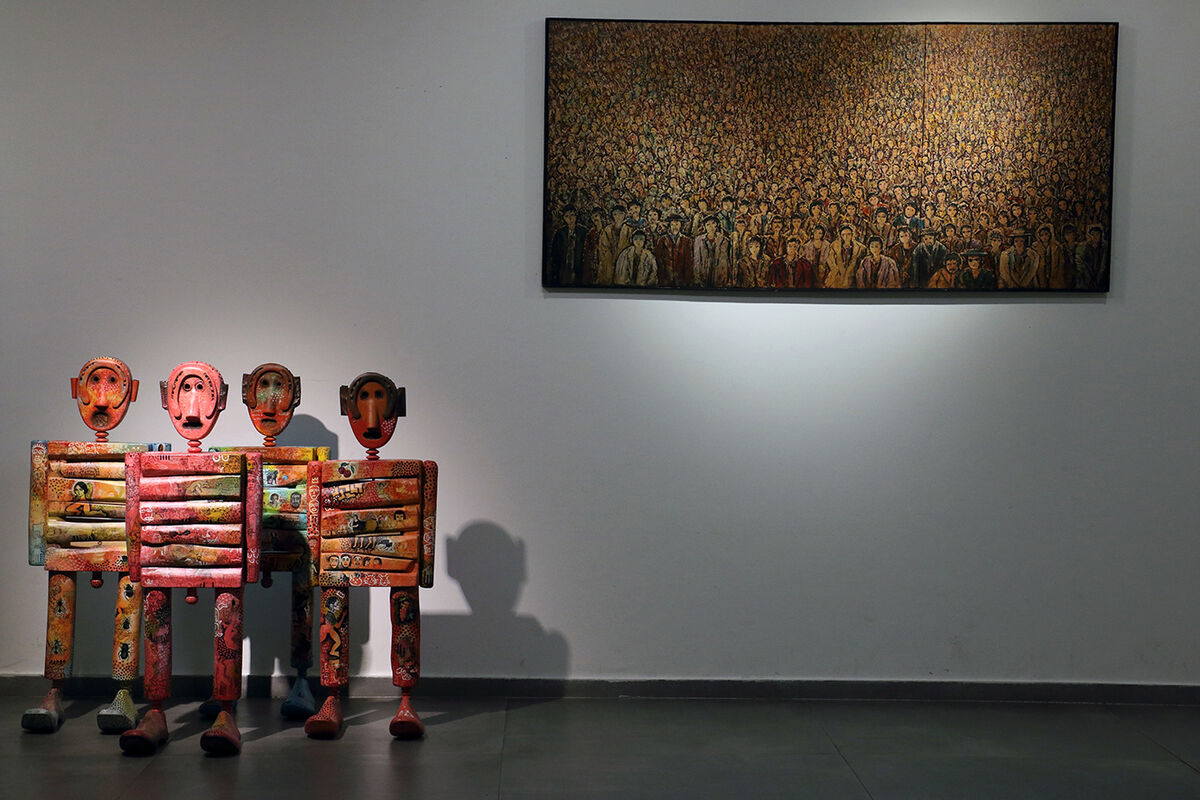 “Crowding” at Mojdeh Art Gallery featuring 15 artists 