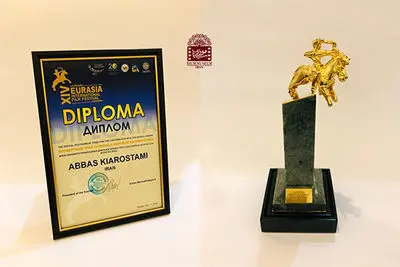 Kiarostami’s Last Intl. Award Donated to Film Museum of Iran