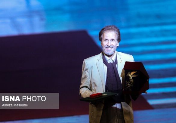 هدیه عجیب برای وزیر ارشاد در افتتاحیه چهل و دومین جشنواره بین‌المللی فیلم فجر