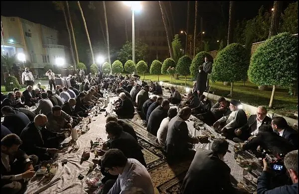 دیدار هنرمندان با سید ابراهیم رئیسی در مراسم افطاری ۱۴۰۱