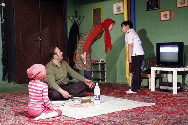 نمایش "عقل صورتی یا مدادی که فقط مشق نمی‌نوشت"