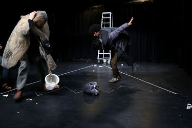 نمایش " در انتظار گودو " در سالن قشقایی تئاترشهر