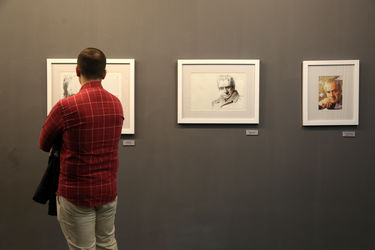 نمایشگاه گروهی عکس با نام "لبخند باشکوه اکبر رادی" در گالری آریا