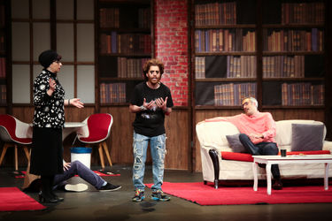 نمایش "یک ساعت آرامش" در سالن استاد ناظرزاده کرمانی