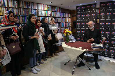 دیدار با آیدین آغداشلو زیر چتر/عکس ها