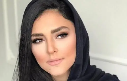 هدی زین العابدین با دامن طوسی و انگشترهای عجیب مقابل دوربین عکاسان/ عکس
